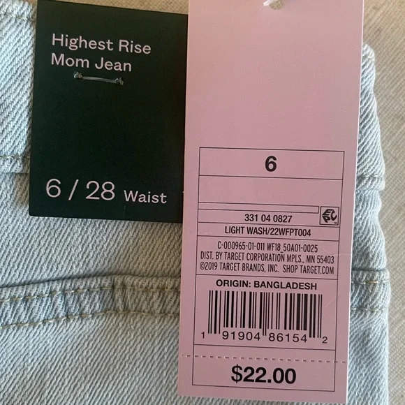 NWT Women’s Super High Rise Distressed Mom Jeans, Size 6 - Picture 7 of 7